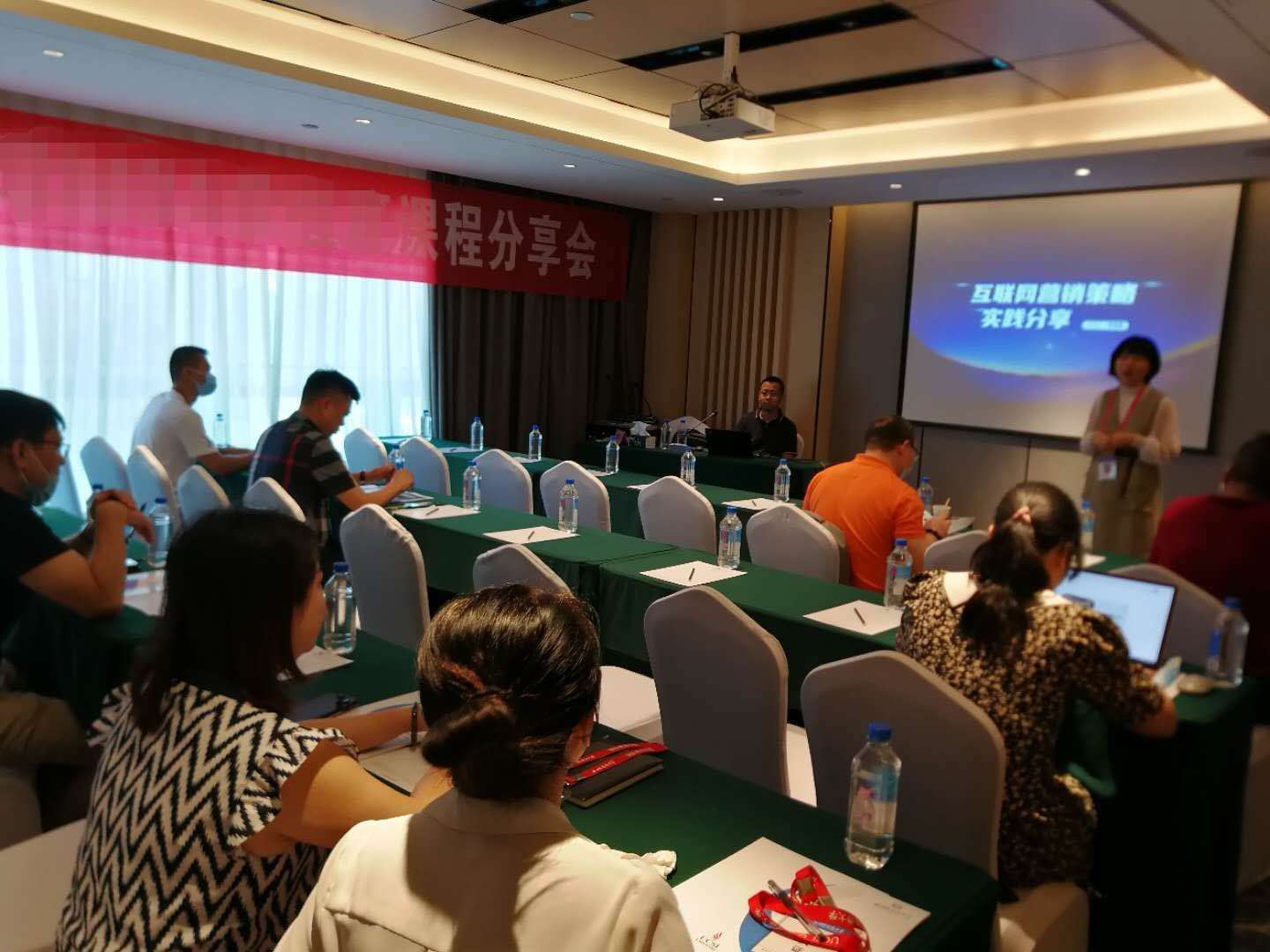 【授課動態(tài)】品牌提升與新媒體營銷專家宗冀鵬老師為重慶企業(yè)家講授《互聯網營銷》課程